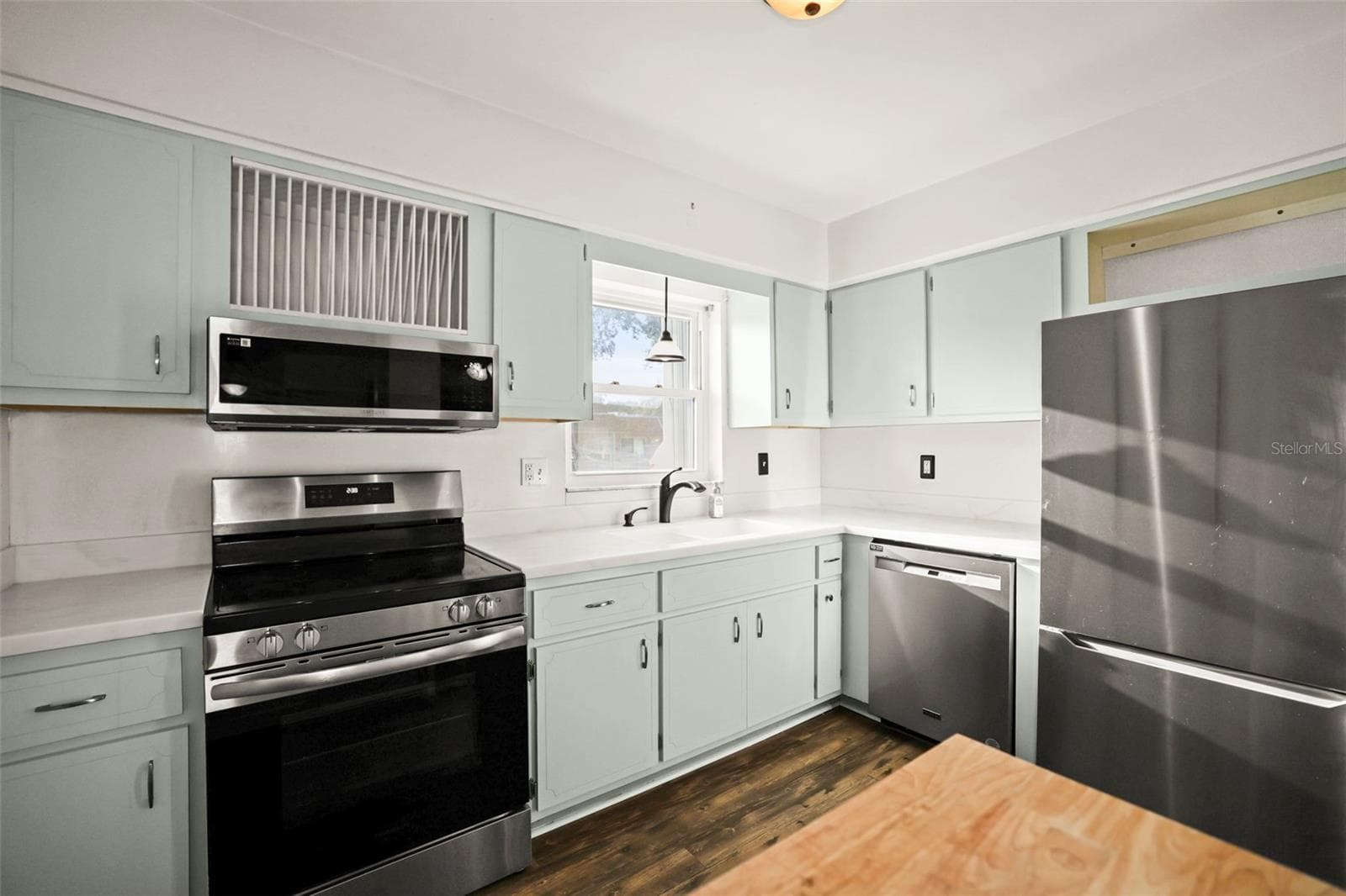 180 Sky Loch Dr W photo 3