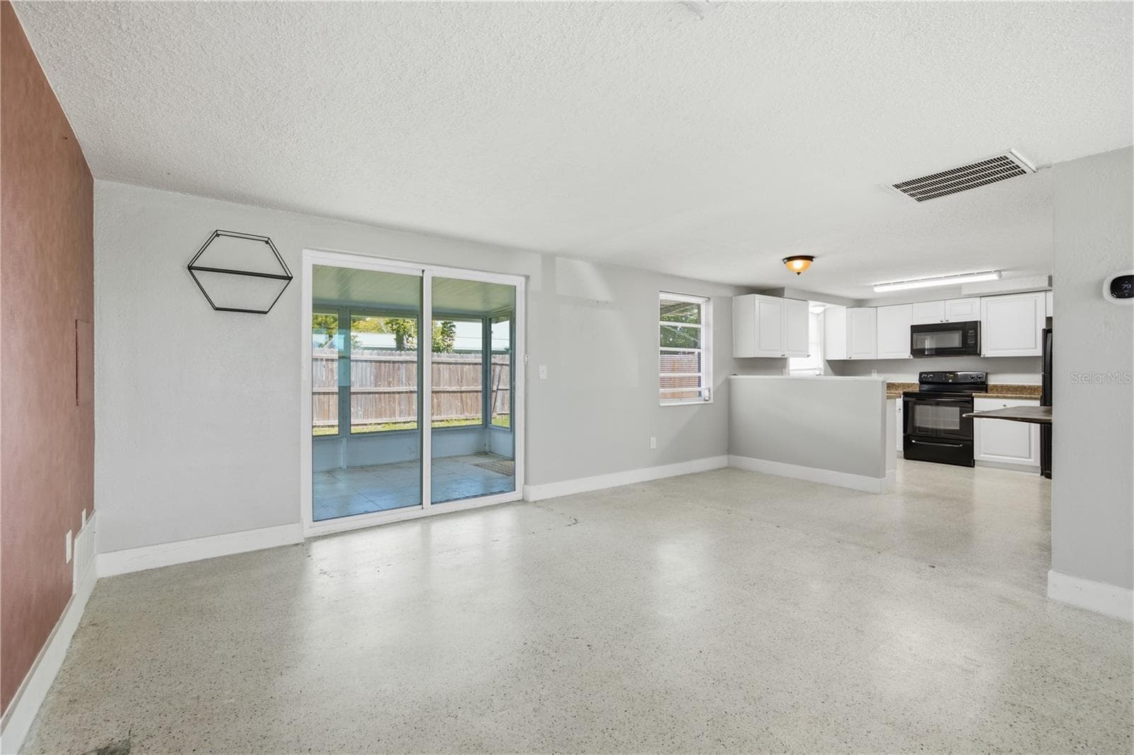 2051 Peggy Dr photo 4