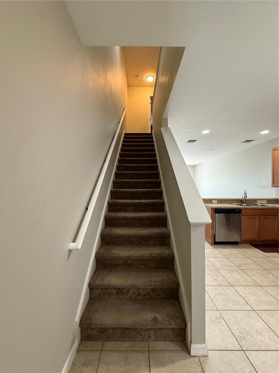 5032 White Sanderling CT photo 3