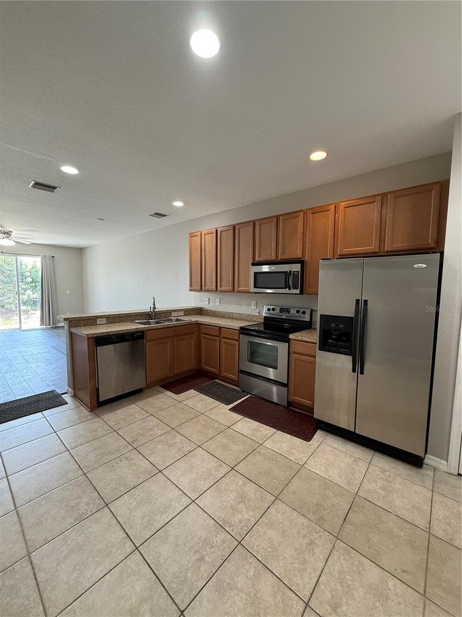 5032 White Sanderling CT photo 4