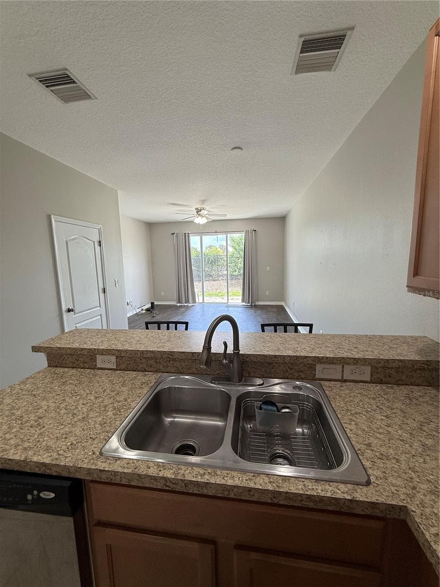 5032 White Sanderling CT photo 5