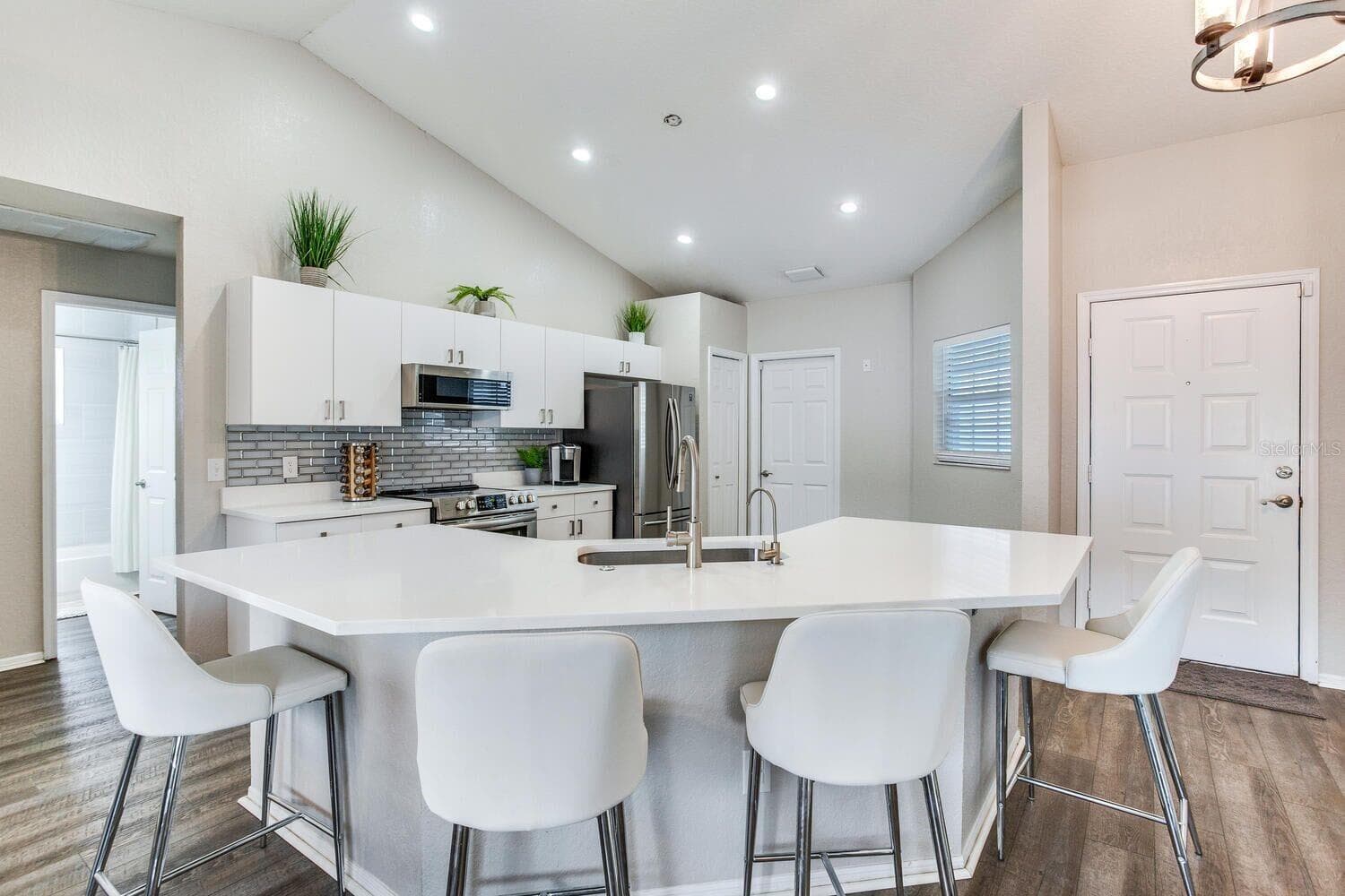 1126 Vinetree Dr photo 3