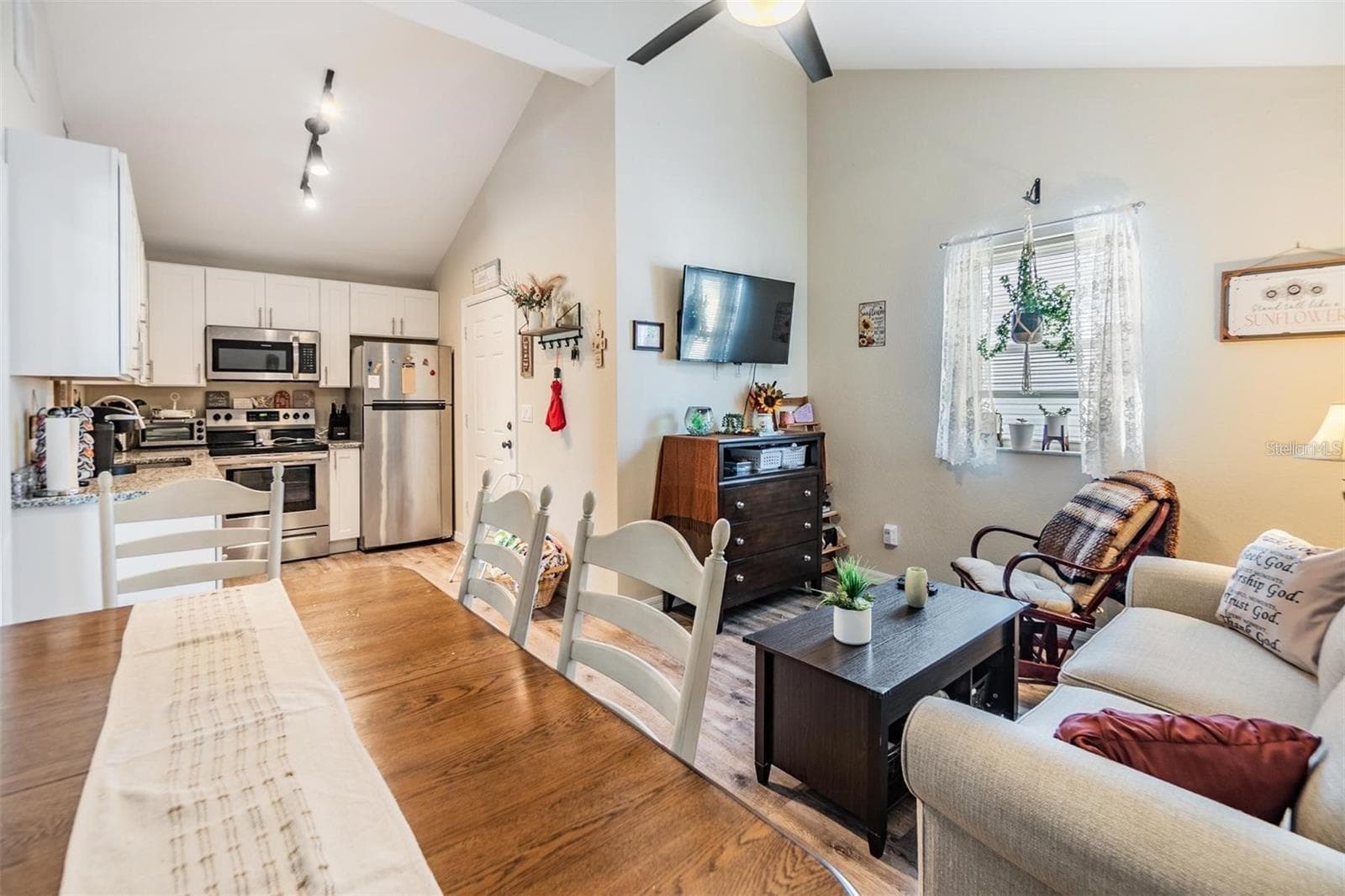 1265 Jade Pl photo 4