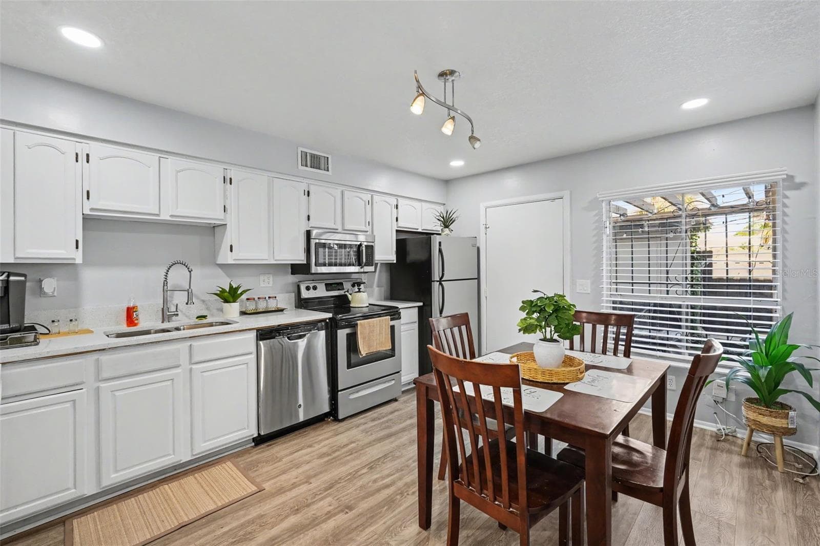 4505 LA Capri CT