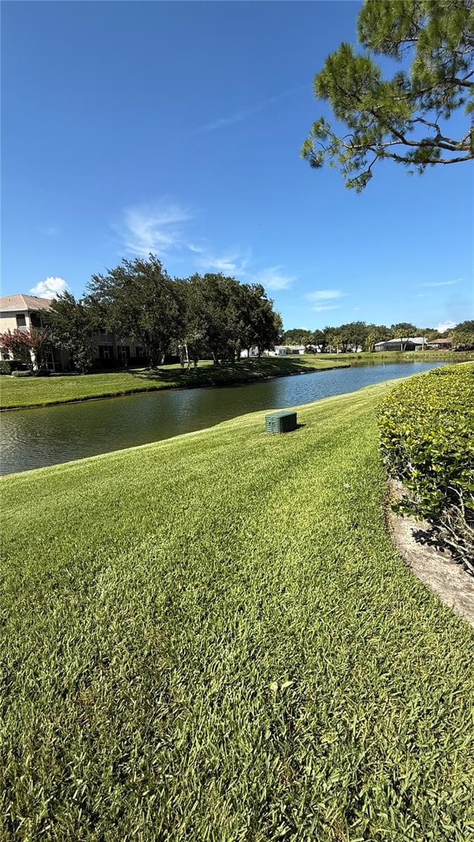 18427 Aintree CT photo 3