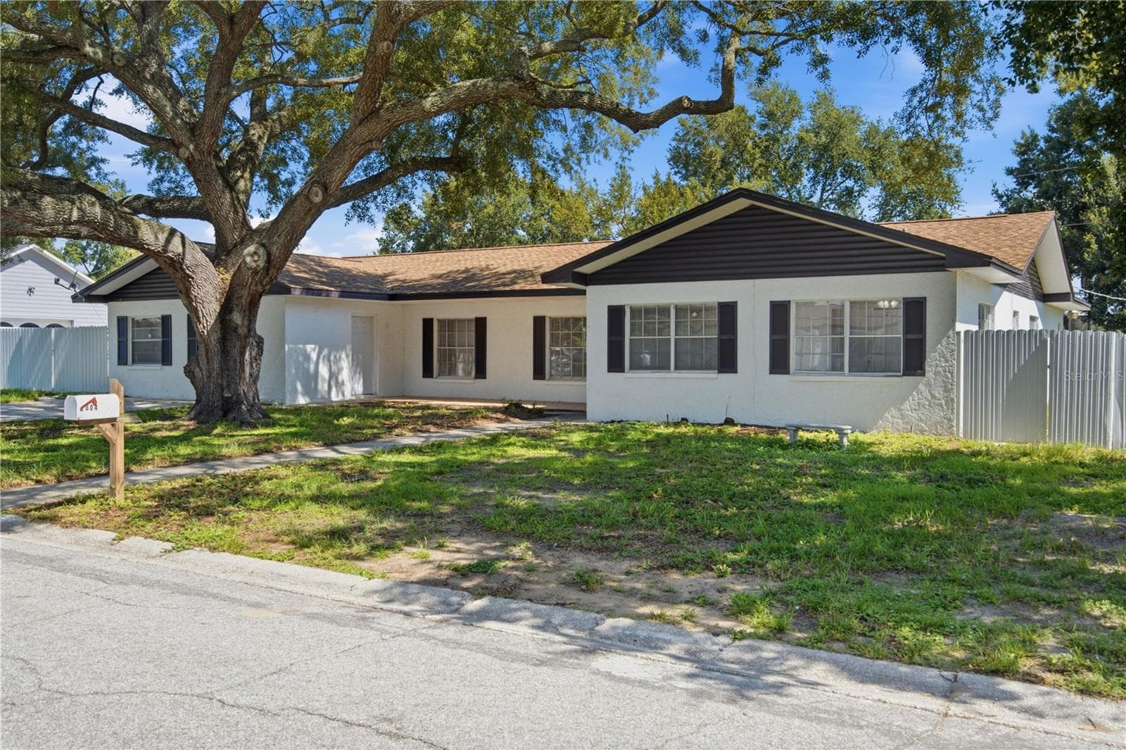604 Royal Crest Dr photo 3