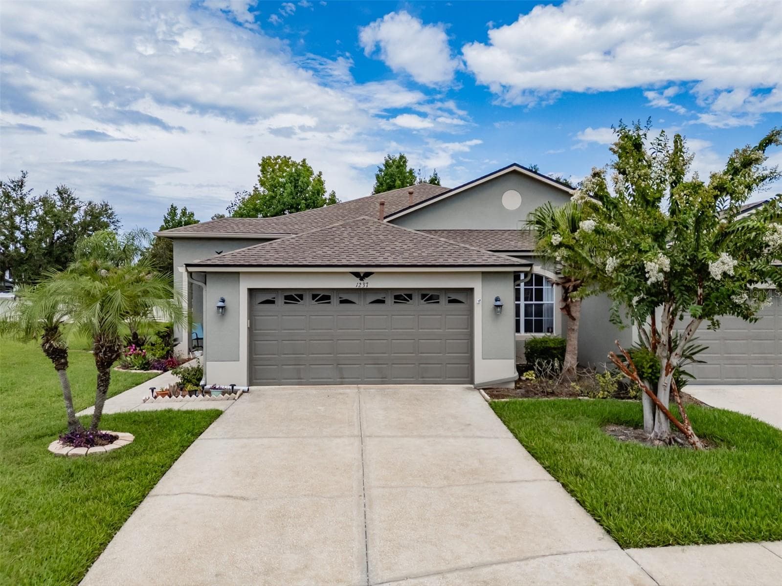 1237 Ambridge Dr photo 3