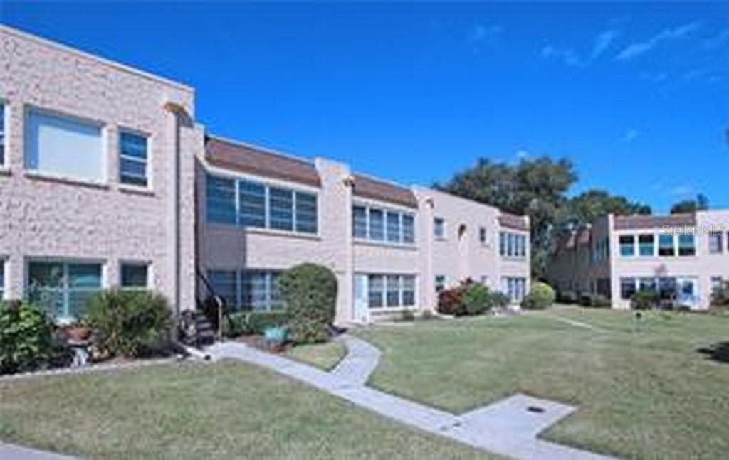 221 Cedarwood Cir #221