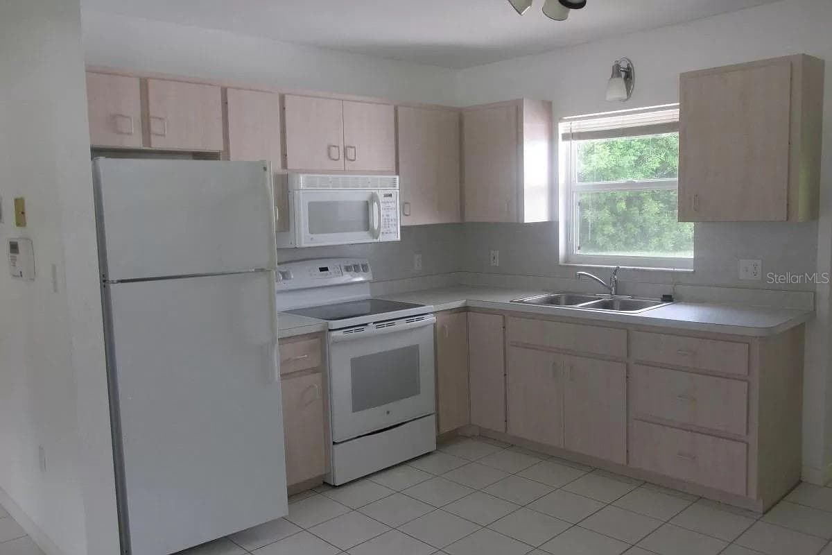 2911 Bentley St photo 4