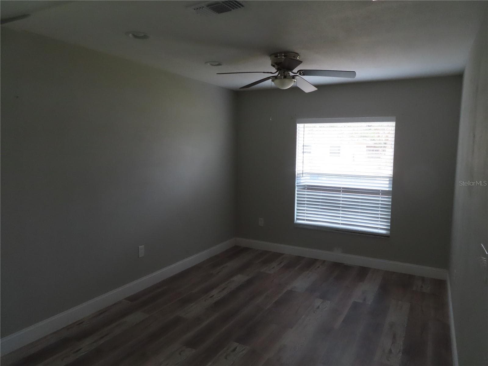 1215 Windsor Cir photo 4