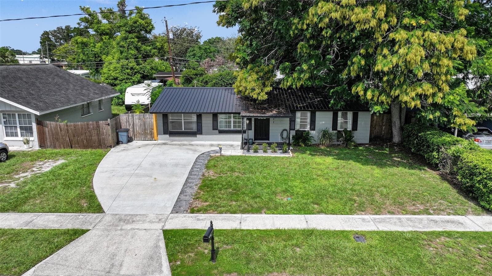 1611 Smithfield Cir W