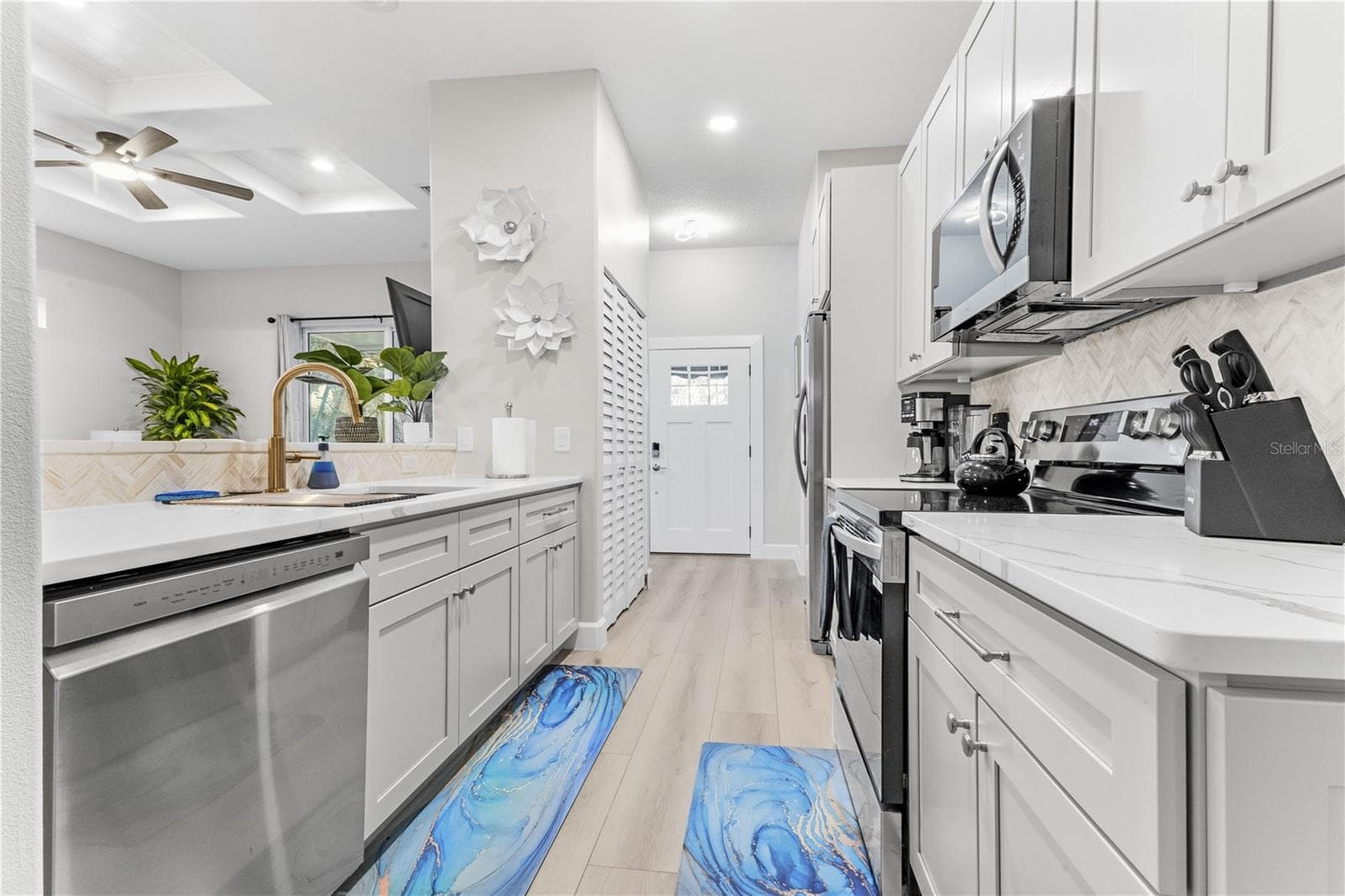 2047 Roselawn St photo 3