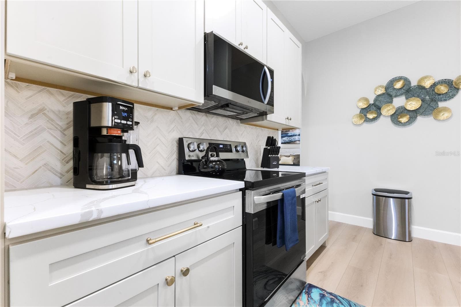 2047 Roselawn St photo 4