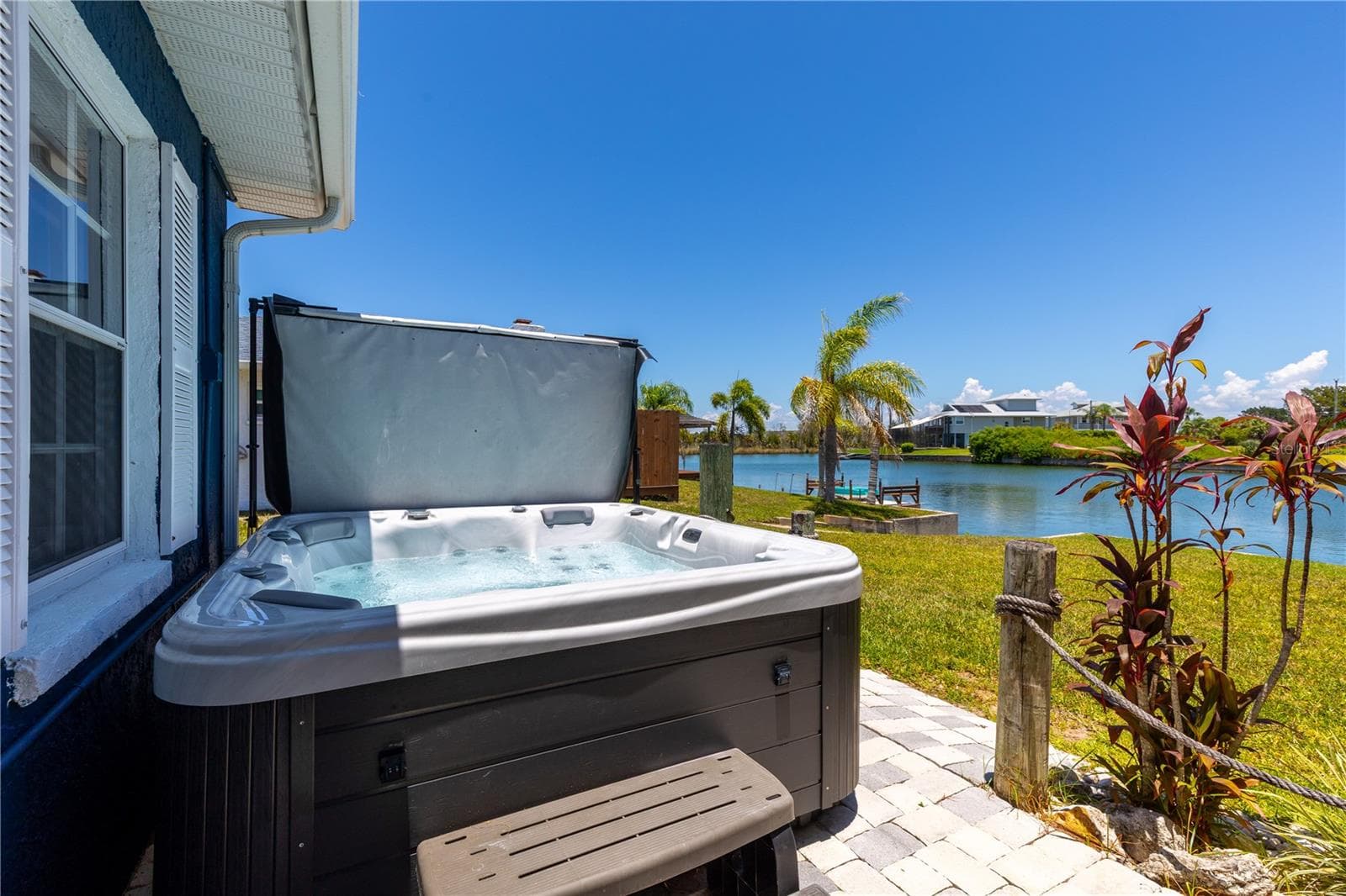 3388 Oleander Dr photo 5