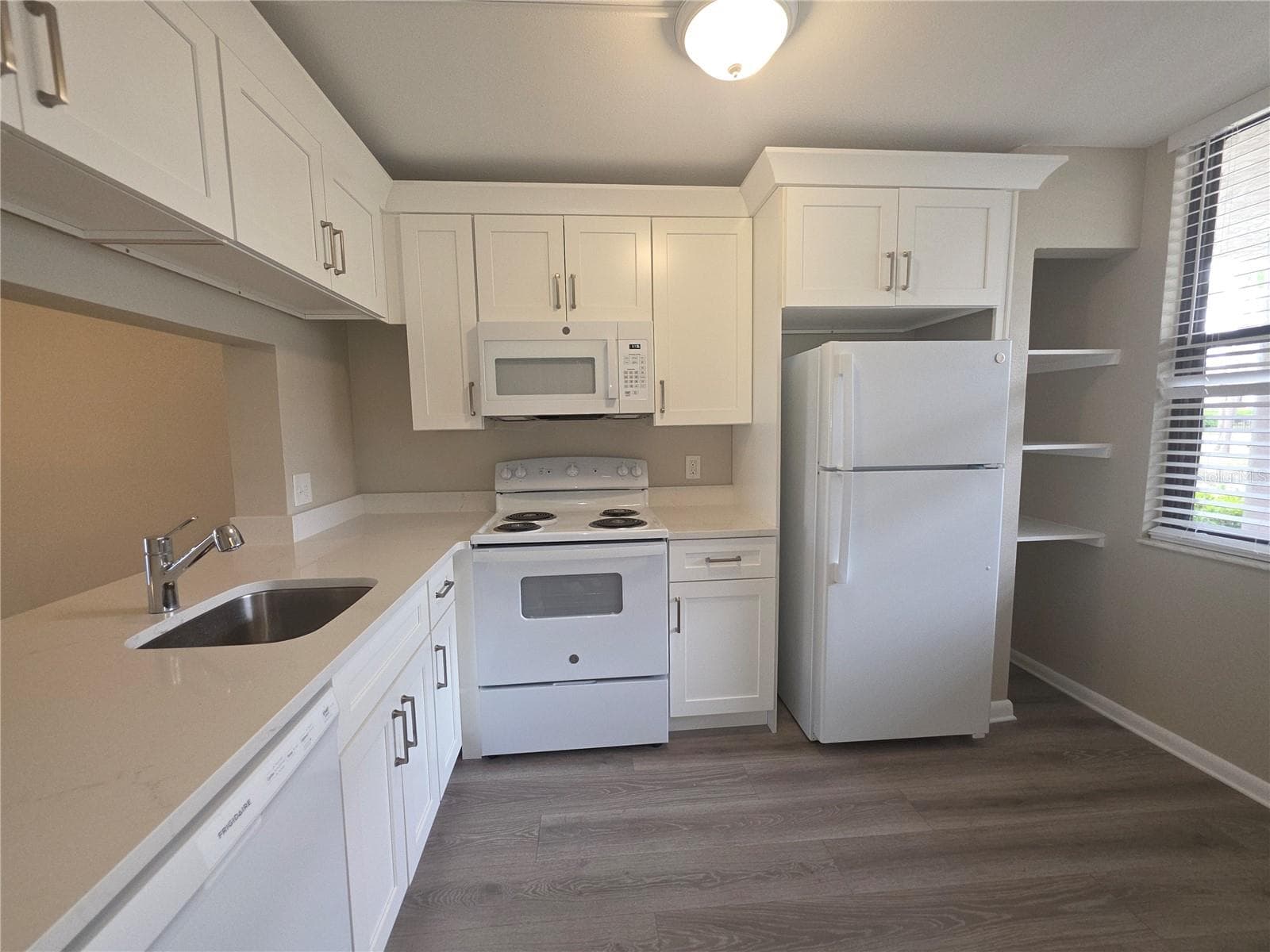 2049 Skimmer CT W #311 photo 3