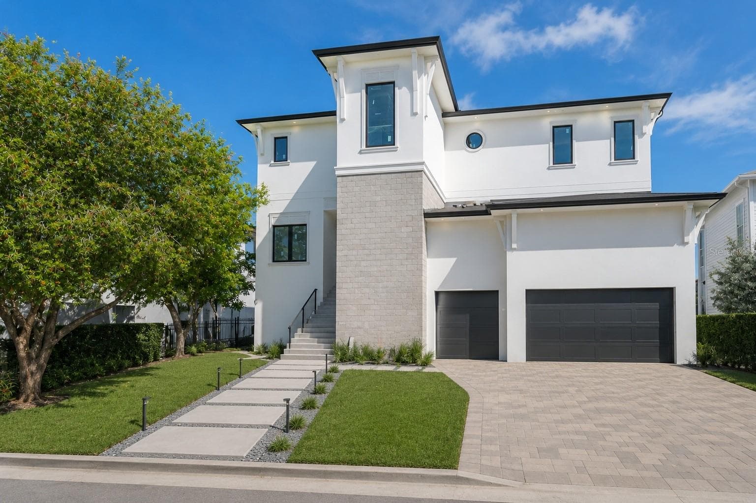 654 Geneva Pl photo 3