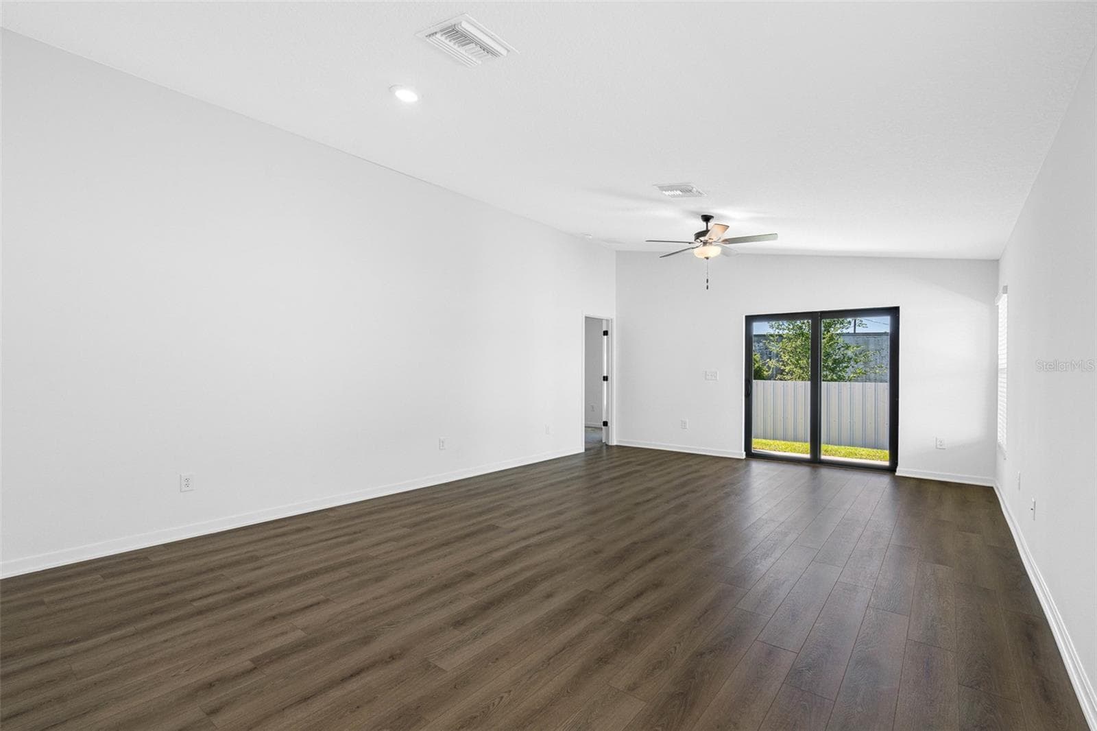 597 Blackthorn Dr photo 5