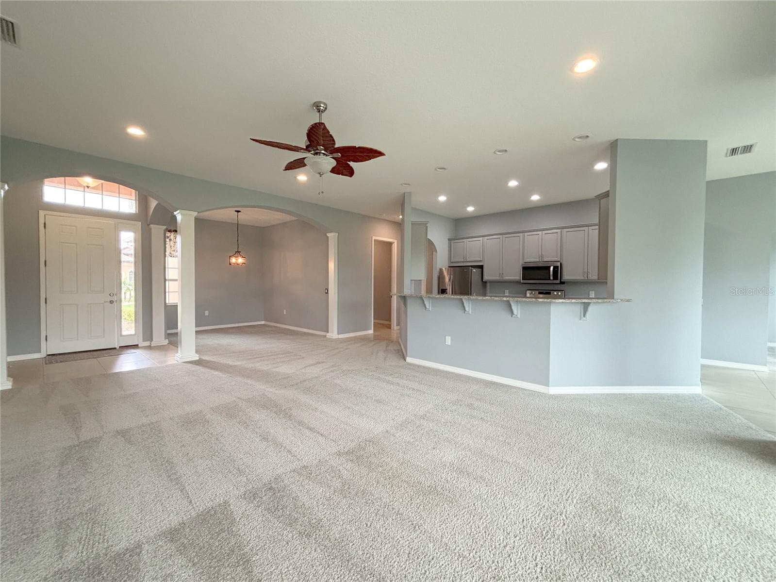 1124 Sawgrass Dr photo 3