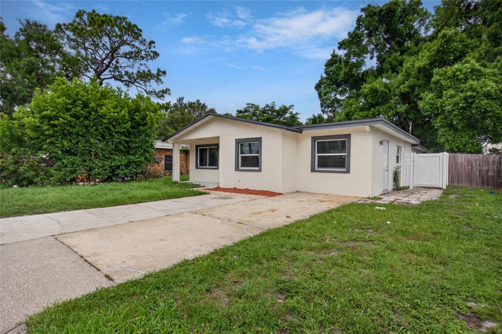 1610 N Lois Ave photo 3