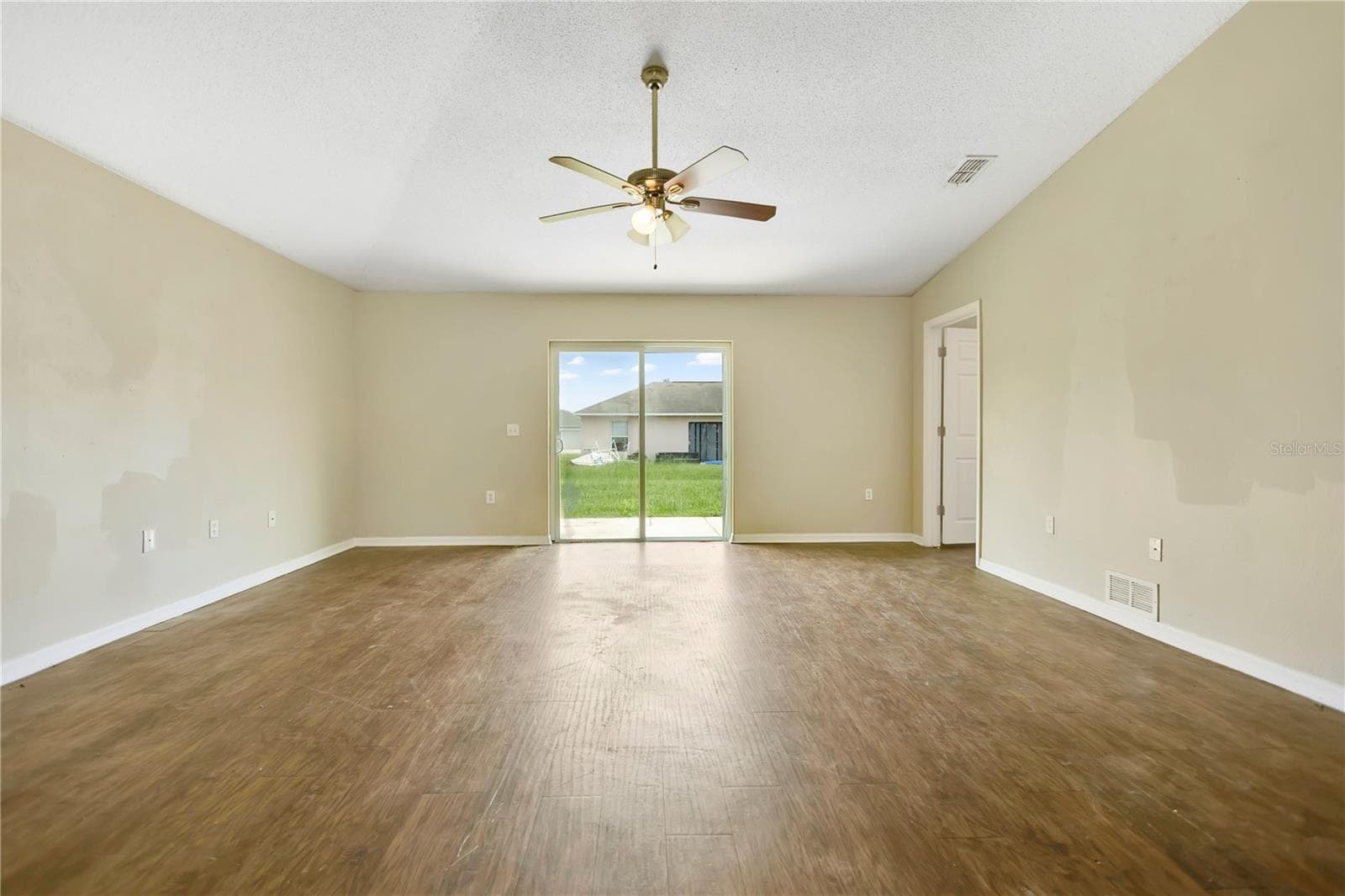 3941 Warbler Dr