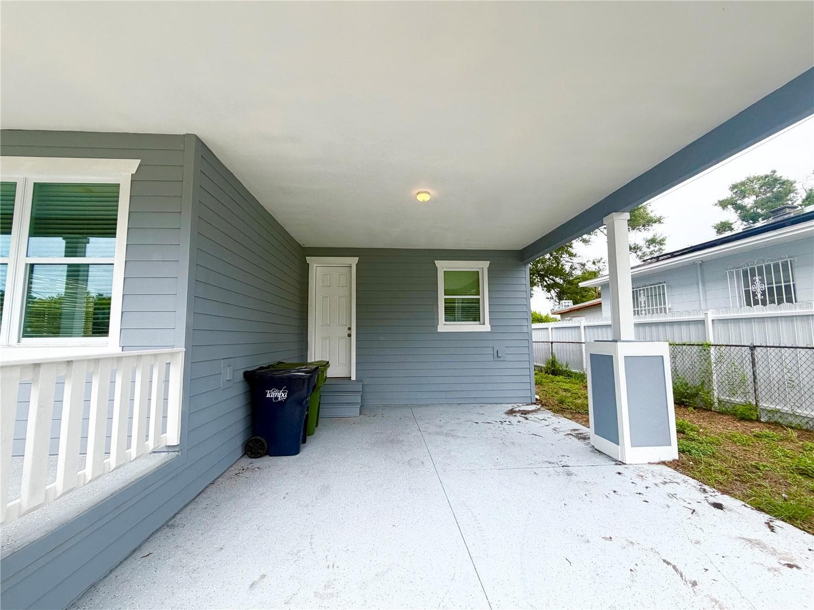 2125 W Saint Joseph St