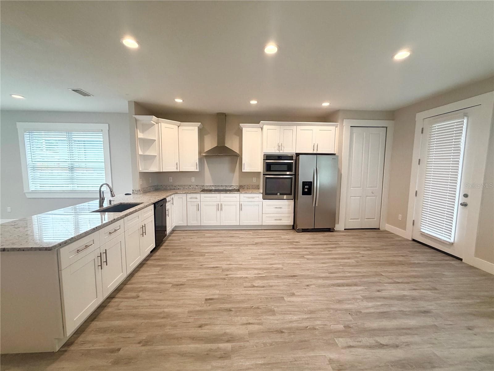 2125 W Saint Joseph St photo 5