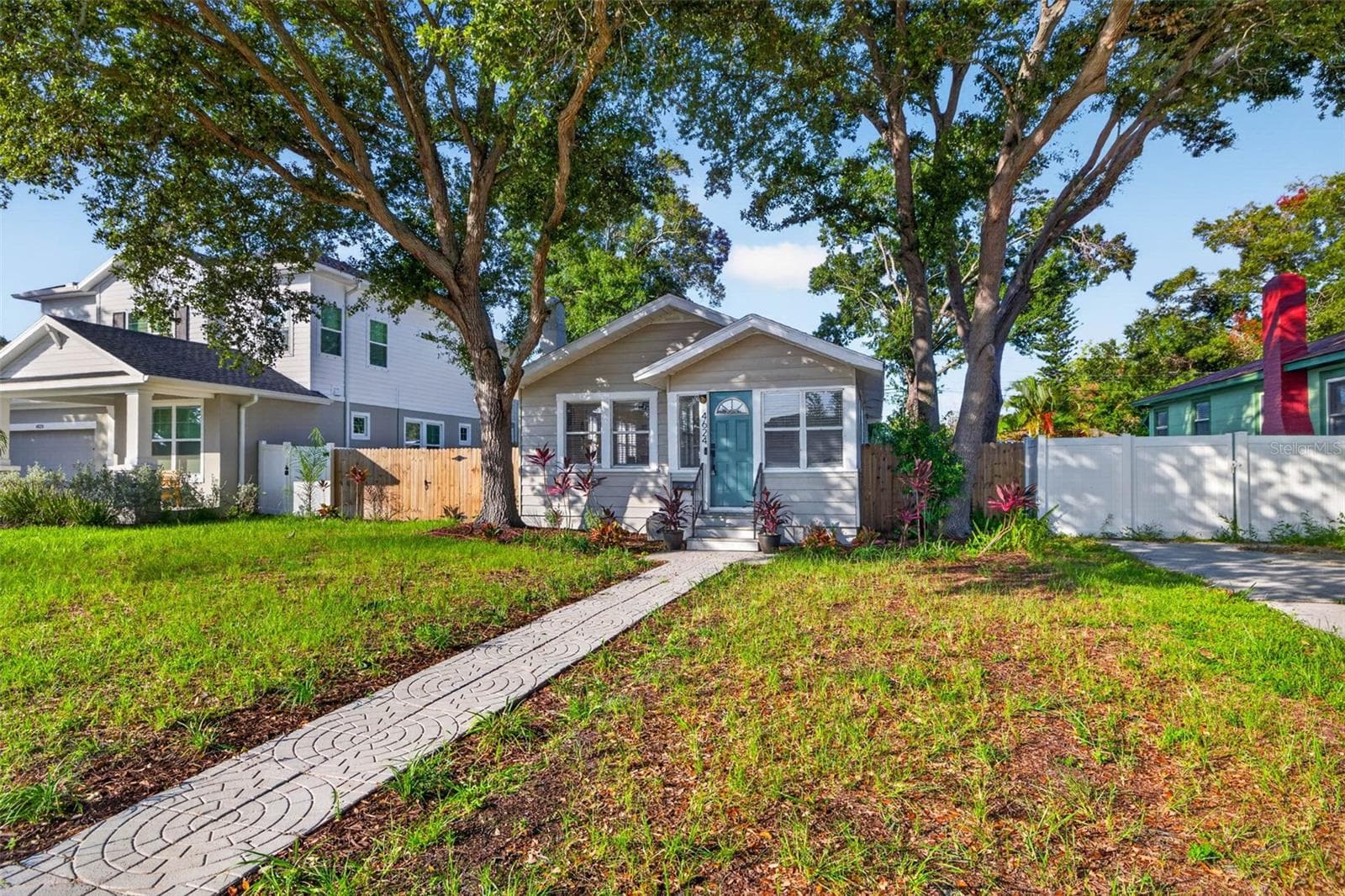 4624 Iris St N photo 3