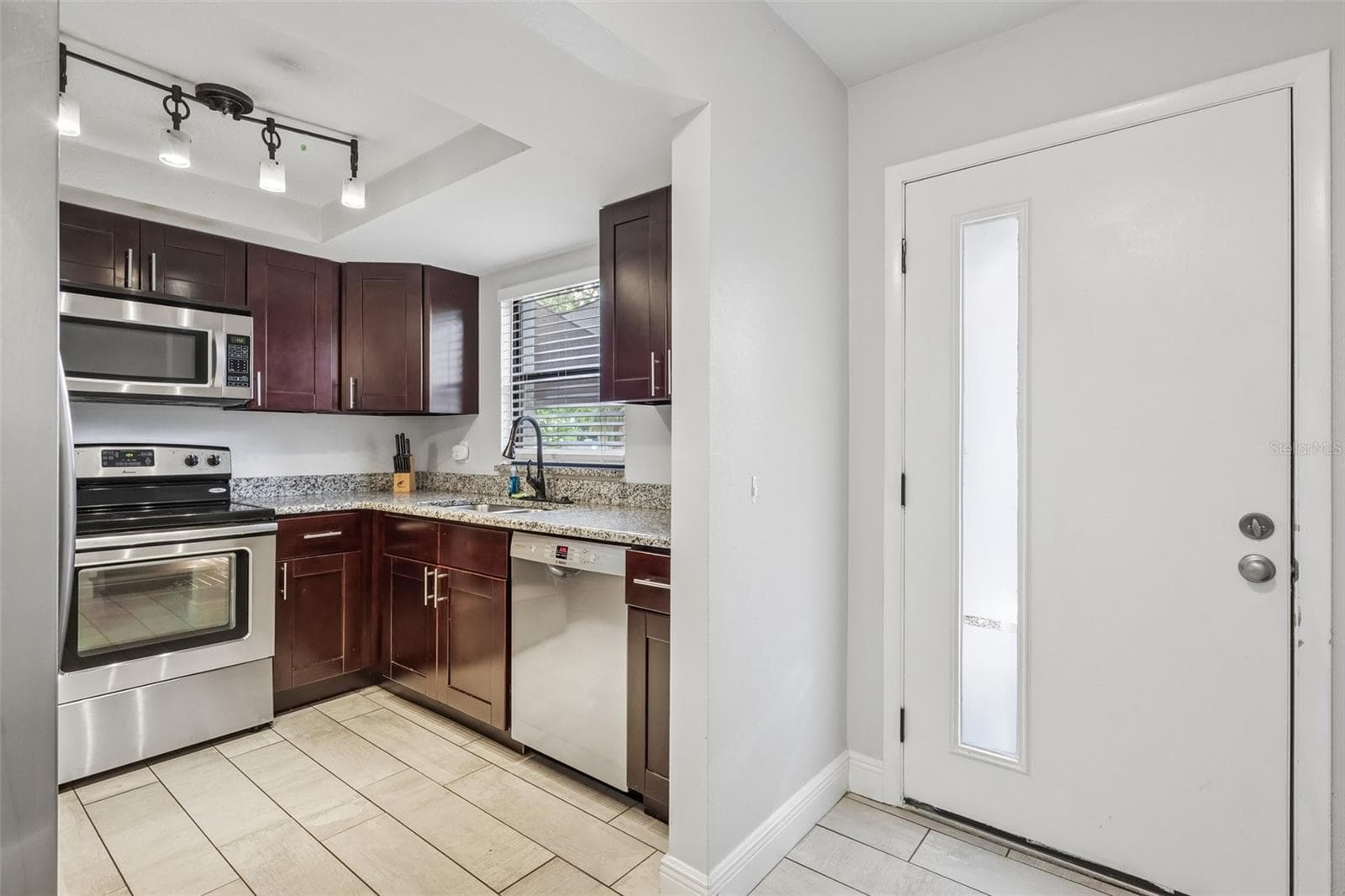 2417 W Stroud Ave photo 4
