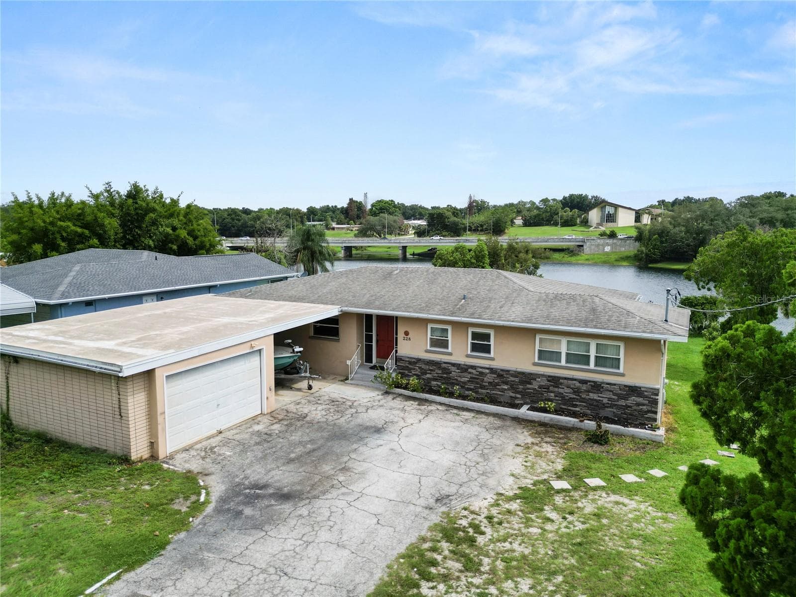 228 W Lake Ina Dr