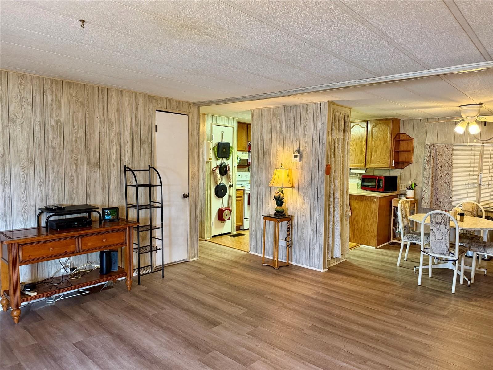 5301 Algeria CT photo 3