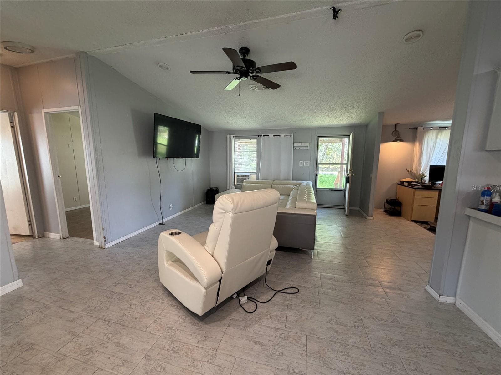 17828 Alexson St photo 4