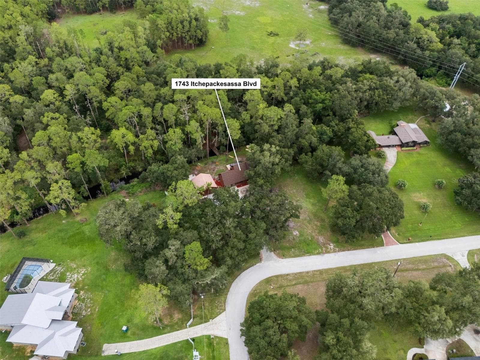 1743 Itchepackesassa Dr photo 3