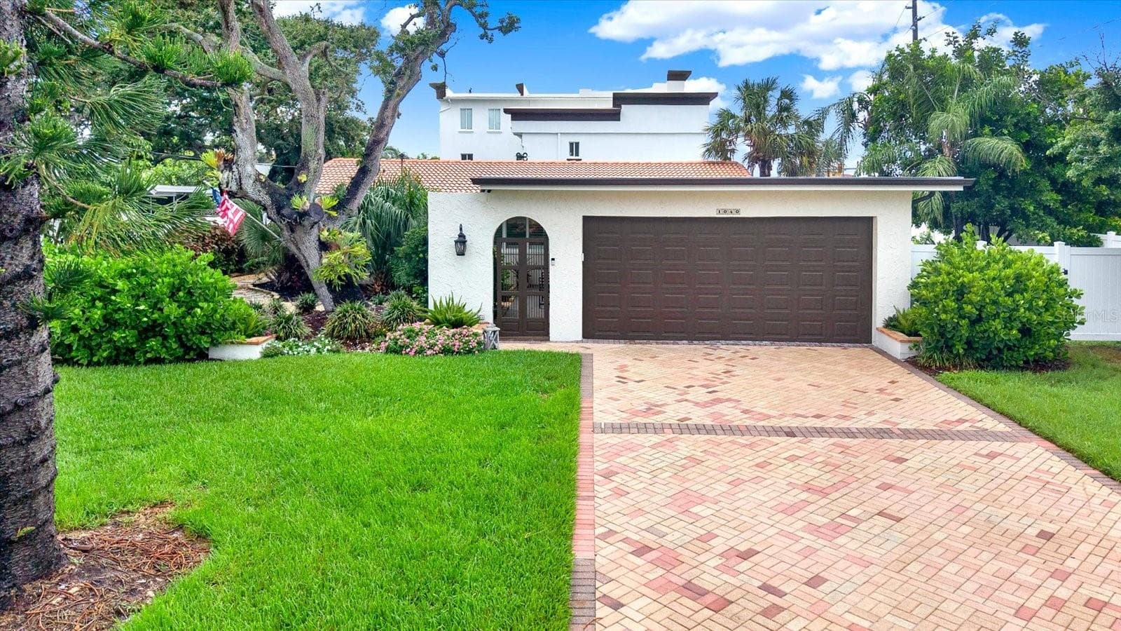 1040 Palm Dr