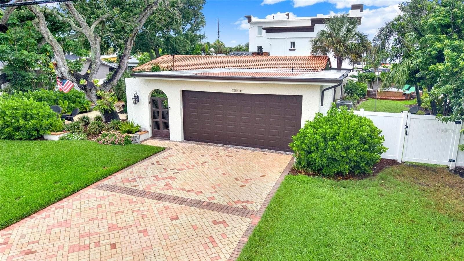 1040 Palm Dr