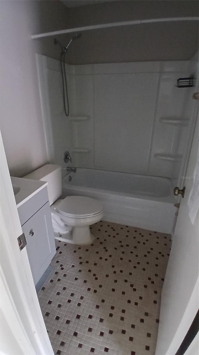 1374 Giles Ave photo 4