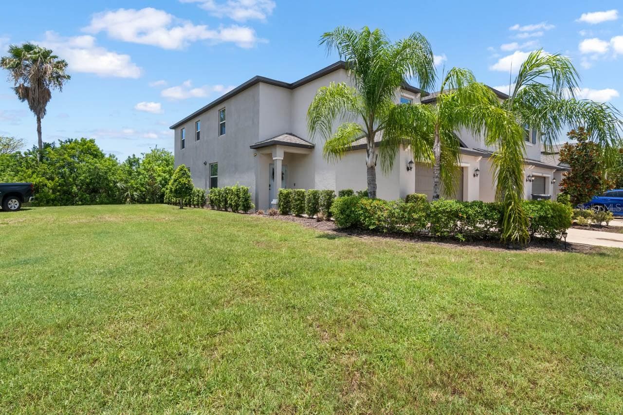 635 Royal Empress Dr photo 3