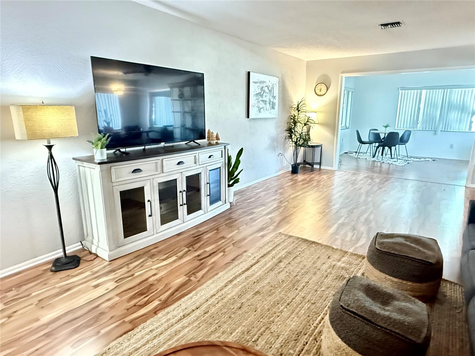 709 Hickory Ln photo 3