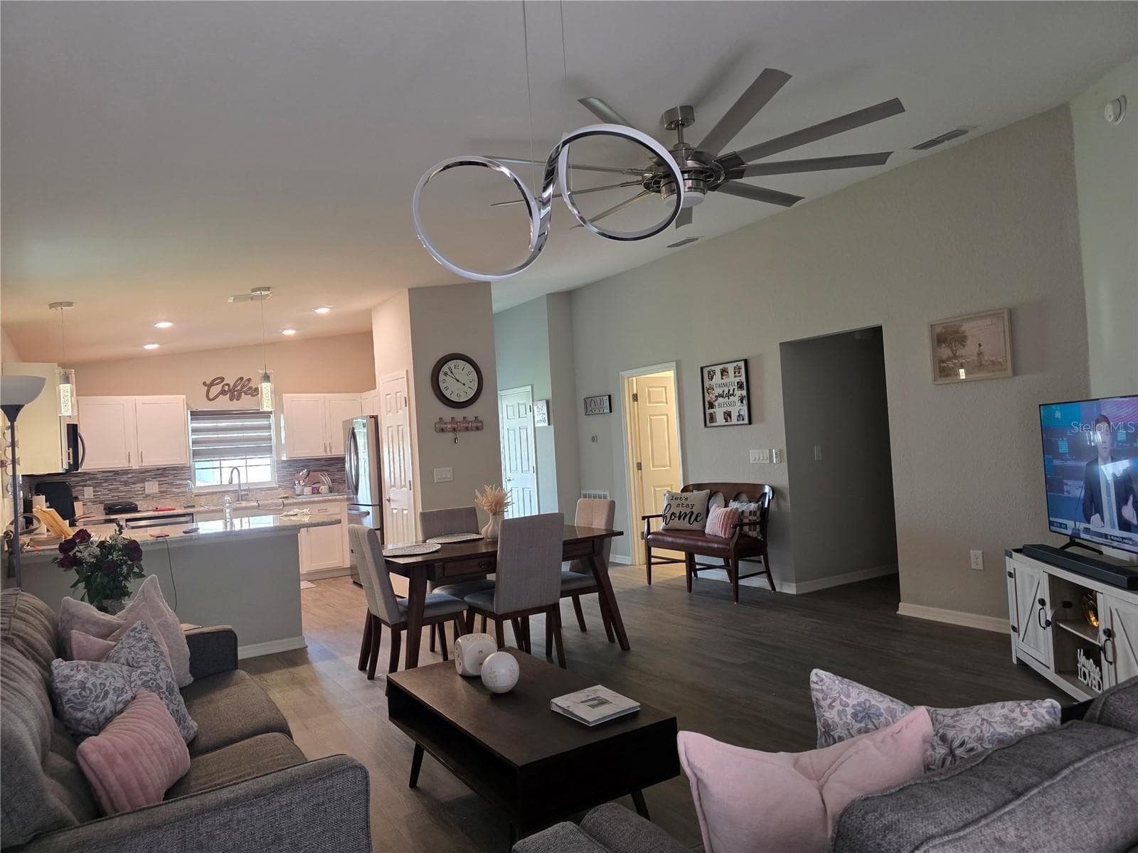 424 Capri Way photo 5
