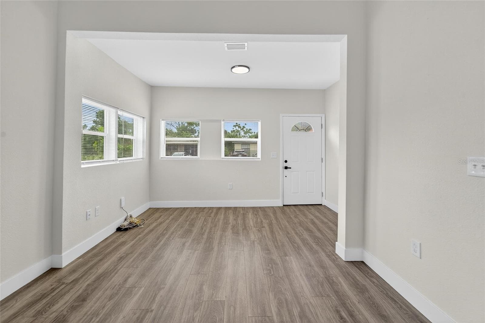 2525 W Beach St photo 3