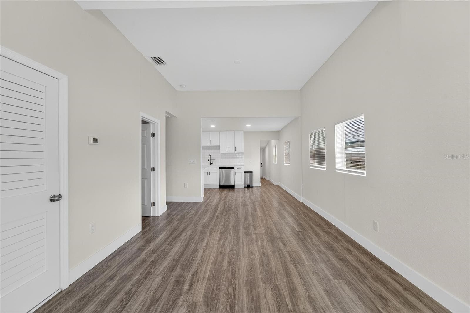 2525 W Beach St photo 4