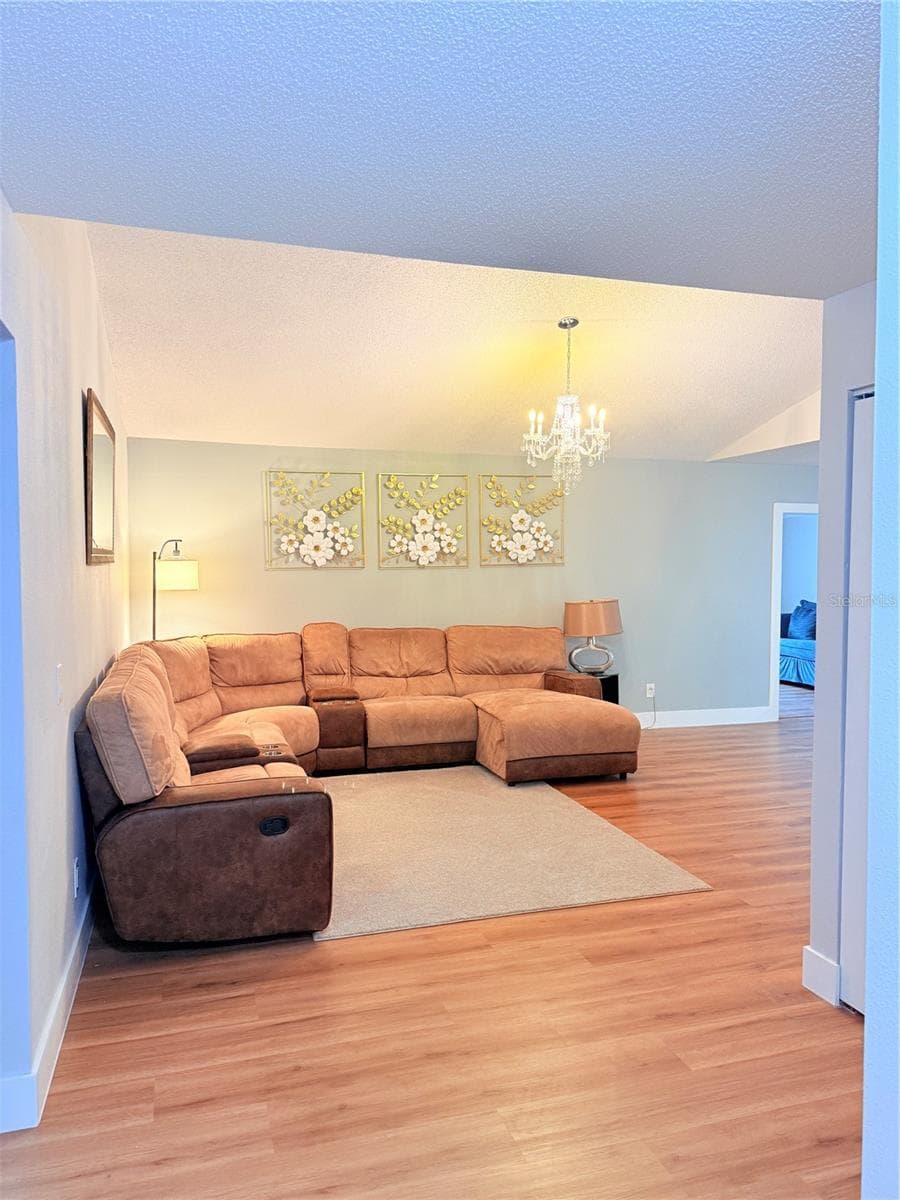2130 Redleaf Dr photo 4