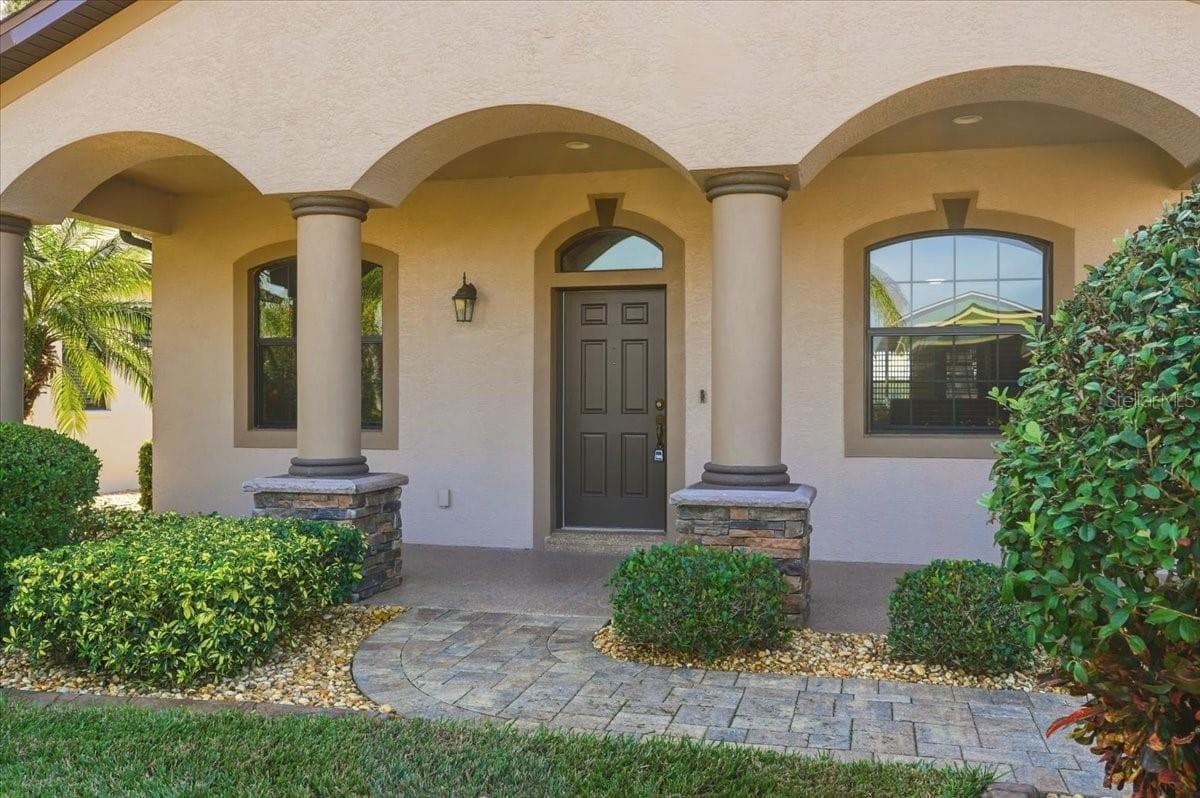 584 Meandering Way photo 4