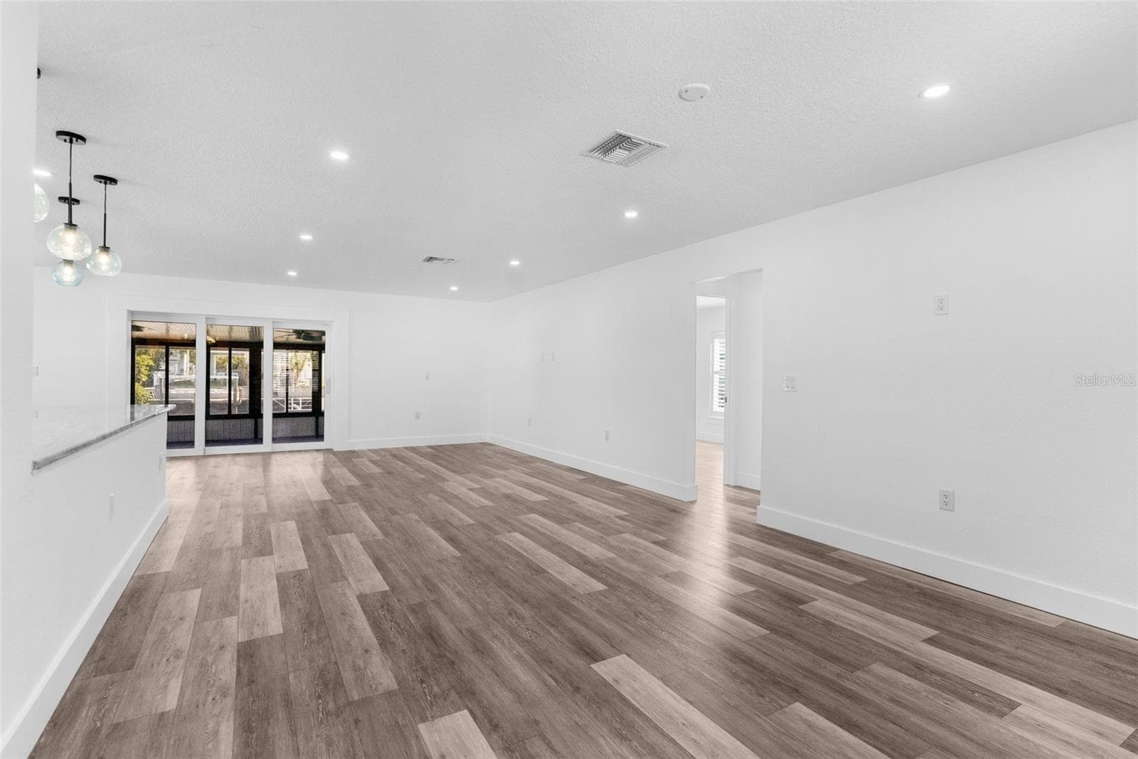 4390 6th Isle Dr photo 3