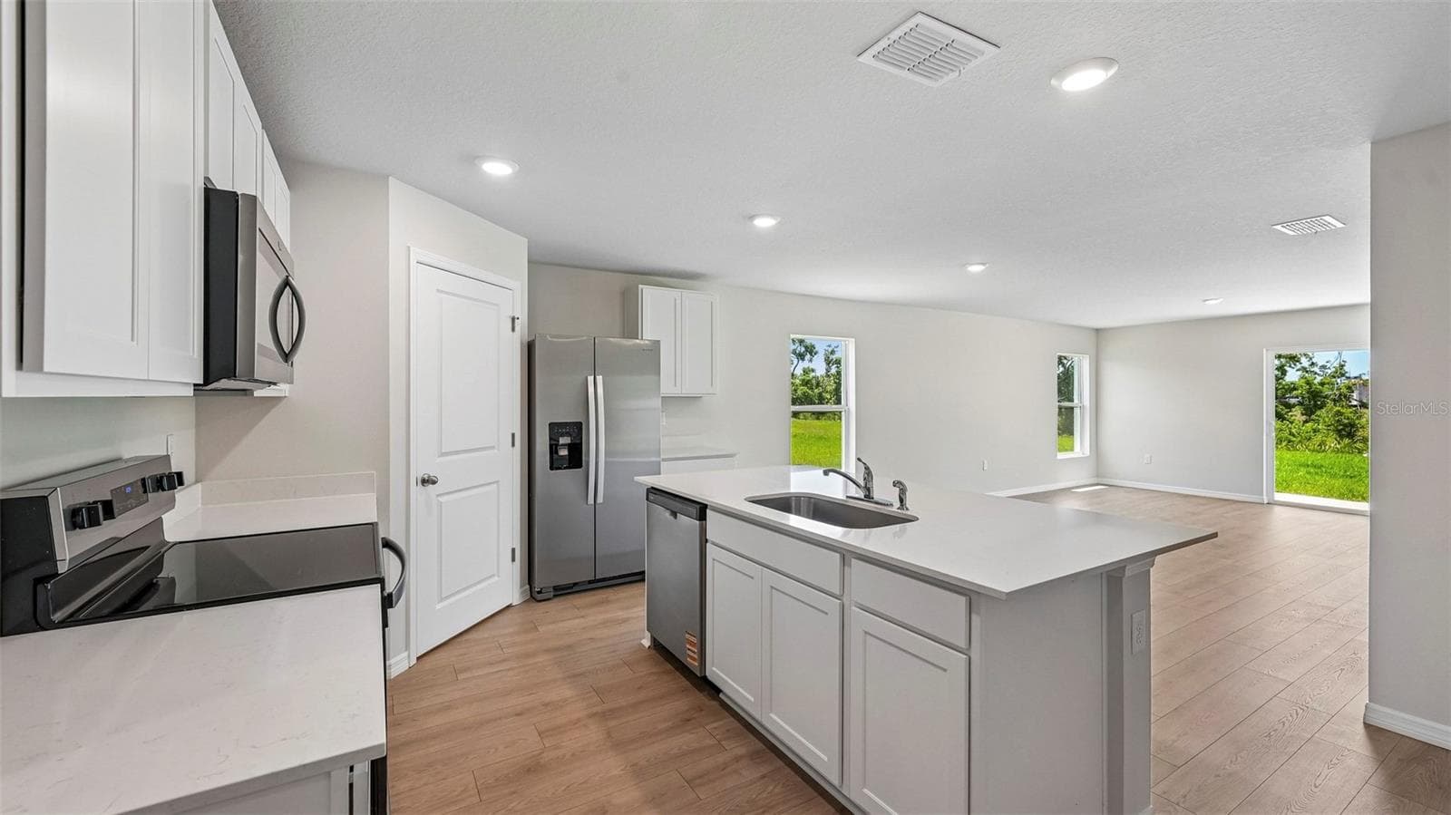 1142 Bourbon Ave photo 3