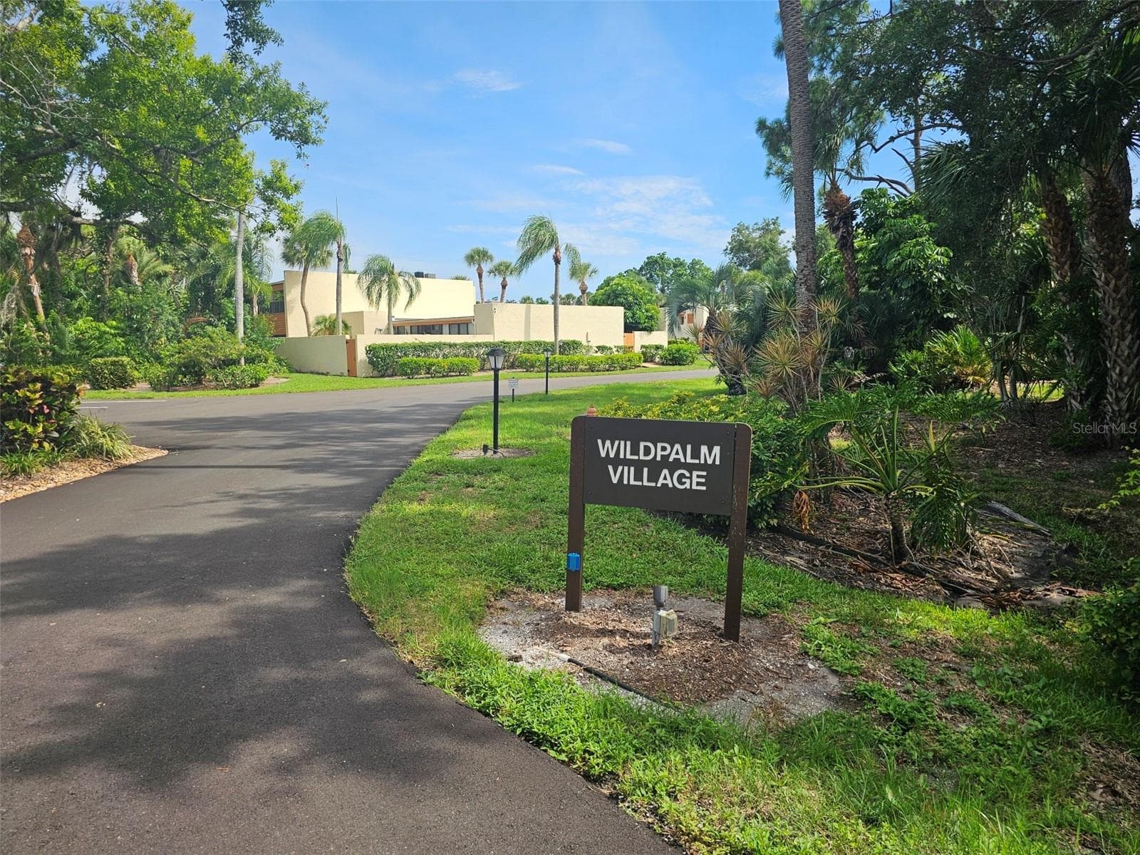 153 Wild Palm Dr #1610 photo 3