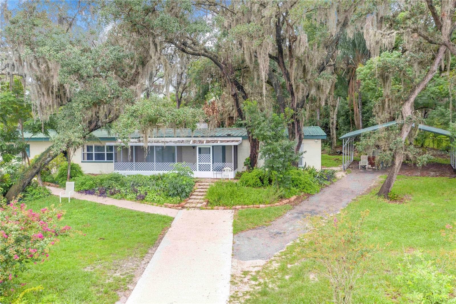 490 Twin Lakes Blvd