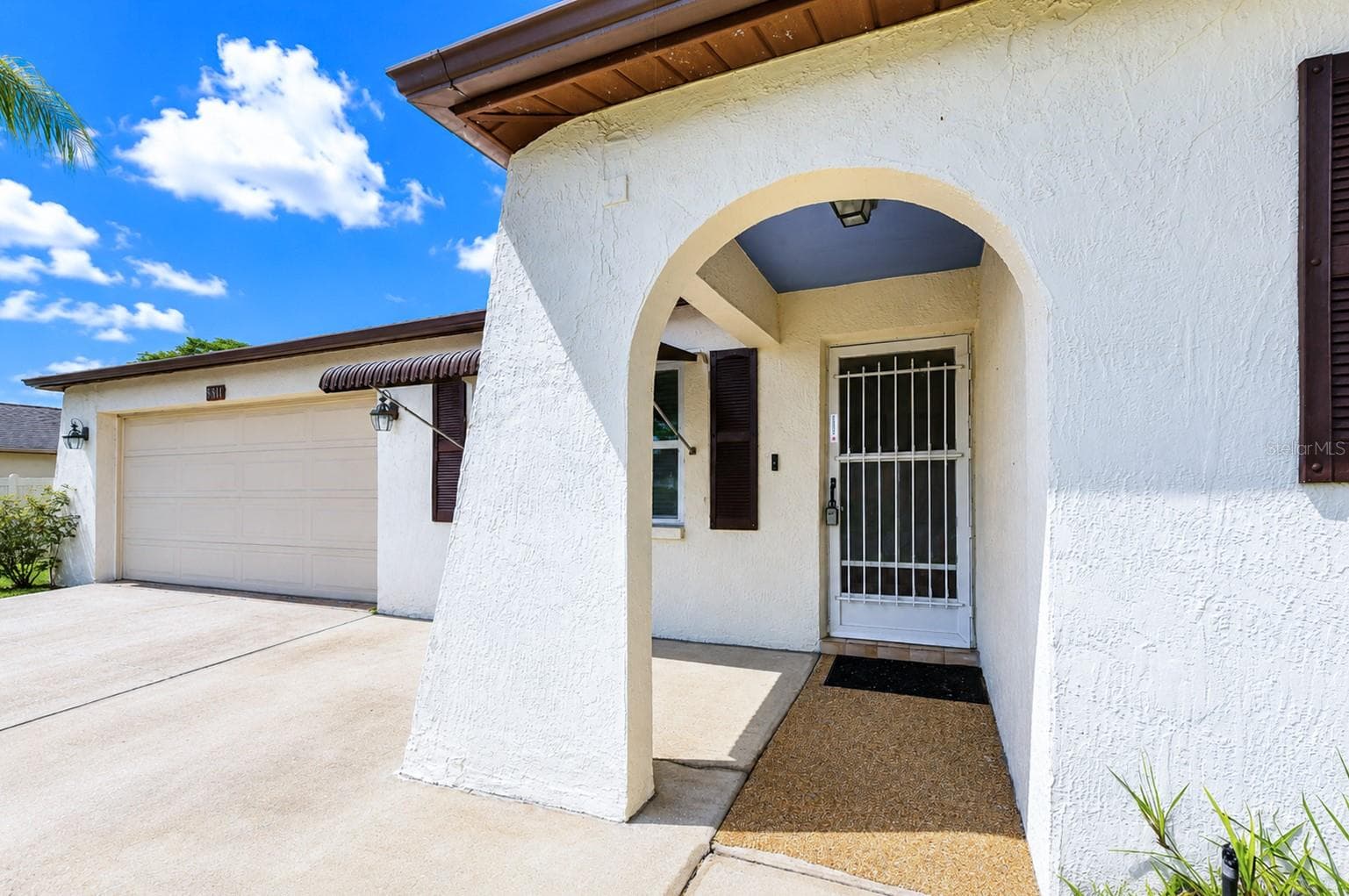 8811 Martinique Ln photo 4