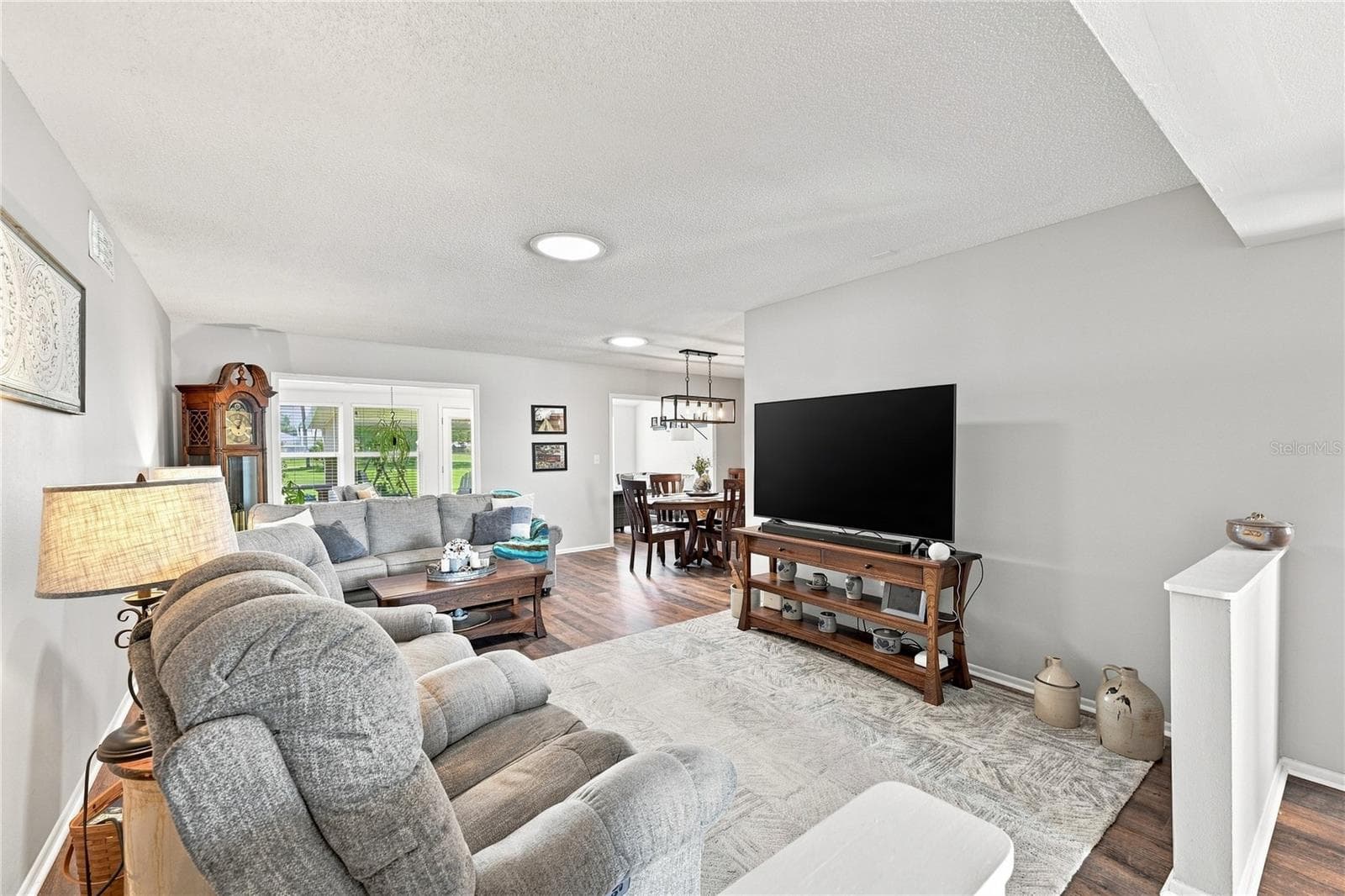 1405 Hacienda Dr photo 2