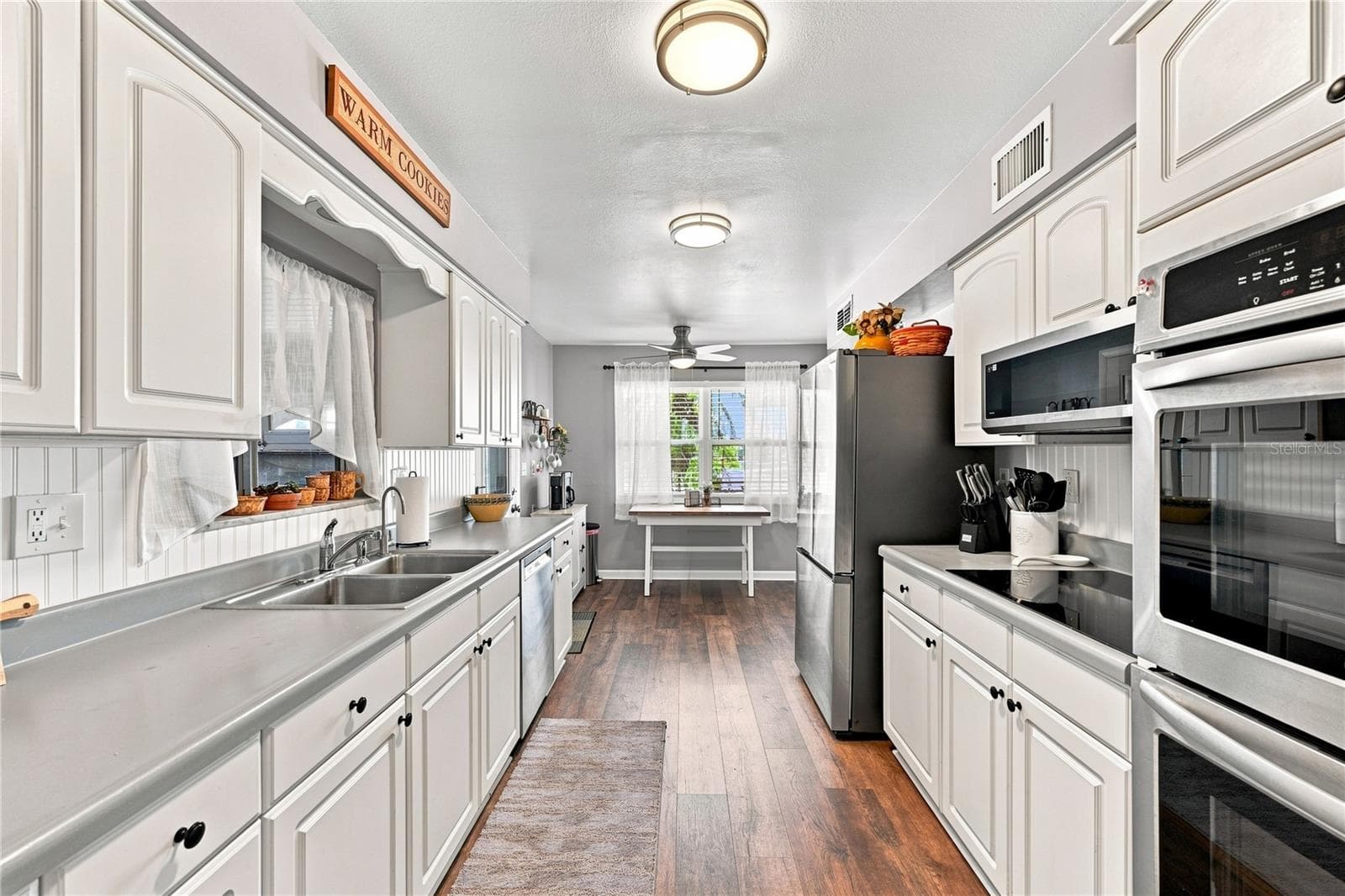 1405 Hacienda Dr photo 3