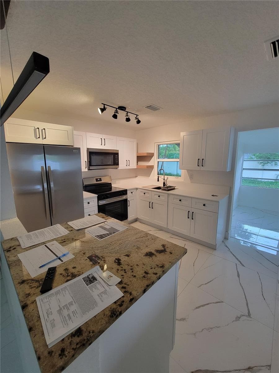 7498 N Orpine Dr photo 4
